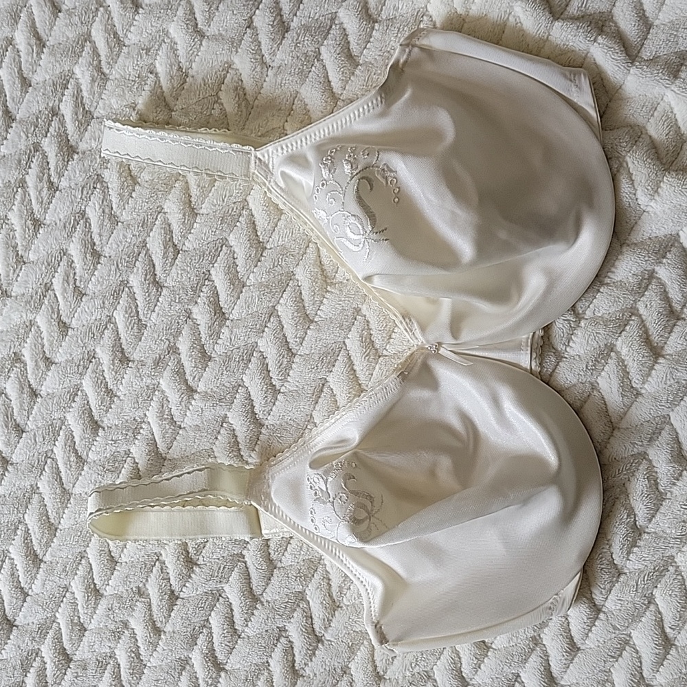 Wacoal bra new w/o tags off white 34DD 85154
